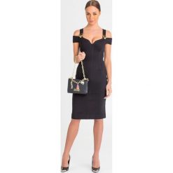 SUKIENKA Versace Jeans Couture. Czarne sukienki damskie Versace Jeans Couture, na imprezę, z aplikacjami, z jeansu, z włoskim kołnierzykiem, bez rękawów, midi, dopasowane. Za 1559,00 zł.