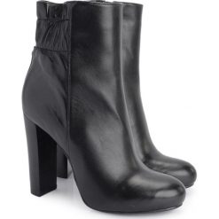 Guess Botki "Denby". Półbuty damskie Guess, z aplikacjami, ze skóry, bez obcasa, bez zapięcia. Za 459,00 zł.
