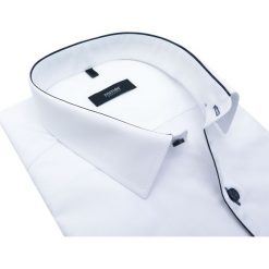 Biała koszula Mmer z granatową lamówką i kieszonką 328 DRB. Białe koszule męskie Mmer - Koszule męskie, m, bez wzorów, z bawełny, eleganckie, z kontrastowym kołnierzykiem, z długim rękawem. Za 107,10 zł.