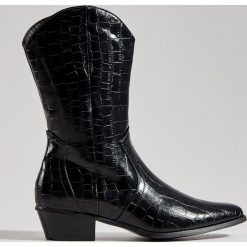 Buty kowbojki z imitacji krokodylej skóry - Czarny. Czarne kozaki damskie Mohito, ze skóry, bez obcasa, bez zapięcia. Za 199,99 zł.