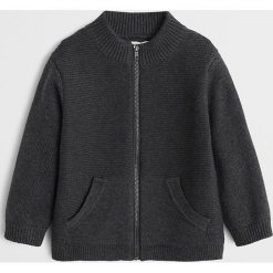 Mango Kids - Kardigan dziecięcy 80-98 cm. Szare swetry chłopięce Mango Kids, bez wzorów, z bawełny, krótkie, bez kaptura. Za 79,90 zł.