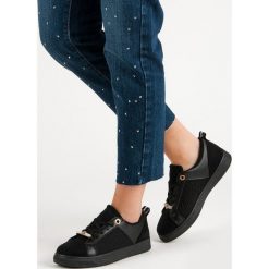 CZARNE BUTY SPORTOWE. Czarne buty sportowe damskie marki producent niezdefiniowany, bez wzorów, bez zapięcia. Za 52,90 zł.