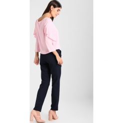 Armani Exchange Bluzka rose. Czerwone bluzki damskie Armani Exchange, xs, z materiału. W wyprzedaży za 383,20 zł.