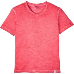 T-shirt z efektem wytarcia bonprix koralowy. Czerwone t-shirty męskie bonprix, s, bez wzorów, z dekoltem w serek. Za 44,99 zł.