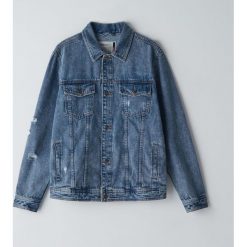 Kurtka jeansowa z nadrukiem - Niebieski. Niebieskie kurtki męskie Cropp, s, z nadrukiem, z jeansu, bez kaptura. Za 129,99 zł.