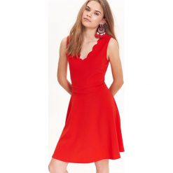 Elegancka sukienka z ozdobnym wycięciem przy dekolcie. Czerwone sukienki damskie TROLL, na lato, s, eleganckie. W wyprzedaży za 54,99 zł.