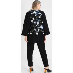 Bomberki damskie: Vince Camuto Plus PORTRAIT PRINT KIMONO Kurtka wiosenna rich black