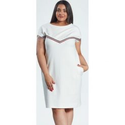 Sukienka Jula w kolorze ecru z lampasami duże rozmiary OVERSIZE PLUS SIZE WIOSNA. Różowe sukienki damskie Moda Size Plus Iwanek, na co dzień, na wiosnę, s, bez wzorów, z elastanu, klasyczne, z klasycznym kołnierzykiem, plus size, z krótkim rękawem, krótkie, mini, proste. Za 129,90 zł.