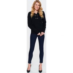SWETER DAMSKI Z OZDOBNYM WIĄZANIEM. Szare swetry klasyczne damskie Top Secret, na jesień. Za 49,99 zł.