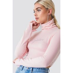 Galore x NA-KD Krótki top Galore - Pink. Różowe topy damskie marki Galore x NA-KD, bez wzorów, z golfem. W wyprzedaży za 48,78 zł.