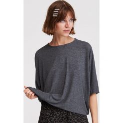 Bluzka typu nietoperz - Szary. Szare bluzki damskie Reserved, s, bez wzorów, bez kołnierzyka, bez rękawów. W wyprzedaży za 39,99 zł.
