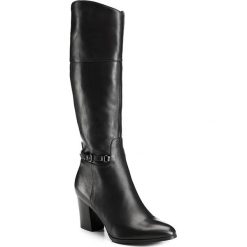 Buty damskie. Pomarańczowe kozaki damskie Wittchen, ze skóry, klasyczne, bez obcasa, ze sprzączką. W wyprzedaży za 319,92 zł.