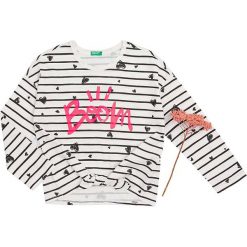 Bluzka w kolorze biało-czarnym. Czarne bluzy niemowlęce Benetton Kids, w paski, bez rękawów, bez kaptura. W wyprzedaży za 35,95 zł.