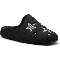 Kapcie MANITU - 320576 Schwarz 1. Czarne klapki damskie Manitu, bez wzorów, z tworzywa sztucznego, bez obcasa. Za 139,00 zł.