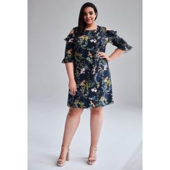 Letnia granatowa sukienka Diana kwiatowy wzór duże rozmiary OVERSIZE PLUS SIZE WIOSNA. Niebieskie sukienki damskie Moda Size Plus Iwanek, na lato, s, w kwiaty, eleganckie, z falbankami, plus size, bez rękawów, dopasowane. Za 175,00 zł.