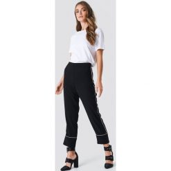 NA-KD Trend Spodnie z kontrastową lamówką - Black. Czarne spodnie damskie NA-KD Trend. Za 161,95 zł.