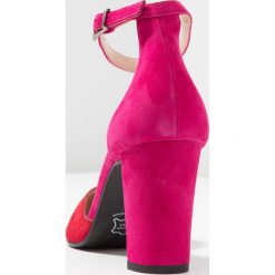 Brenda Zaro DIAN Szpilki tristan/pink. Czerwone czółenka damskie Brenda Zaro, bez wzorów, ze skóry, klasyczne, bez obcasa, na szpilce, bez zapięcia. Za 459,00 zł.