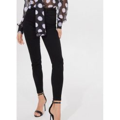 Jeansy skinny z wysokim stanem - Czarny. Czarne jeansy damskie Mohito, bez wzorów, z jeansu, z podwyższonym stanem. Za 119,99 zł.