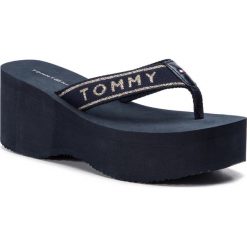 Japonki TOMMY HILFIGER - Tommy Retro High Beach Sandal FW0FW03871 Midnight 403. Niebieskie klapki damskie TOMMY HILFIGER, bez wzorów, ze skóry ekologicznej, bez obcasa, na obcasie. W wyprzedaży za 159,00 zł.