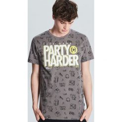 Koszulka Party Harder - Szary. Szare koszulki męskie Cropp, s, bez wzorów, bez kołnierzyka, bez rękawów. Za 49,99 zł.