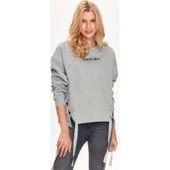 BLUZA NIEROZPINANA DAMSKA ZE SZNUROWANIEM. Szare bluzy damskie marki Top Secret, na jesień. Za 44,99 zł.