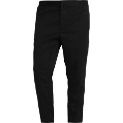 Denham CARLTON Chinosy shadow black. Czarne spodnie męskie marki Denham, m, bez wzorów, z elastanu. Za 719,00 zł.