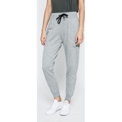 Guess Jeans - Spodnie. Szare jeansy damskie rurki marki Guess Jeans. W wyprzedaży za 159,90 zł.
