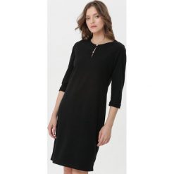 Czarna Sukienka Salome. Czarne sukienki damskie Born2be, na co dzień, xl, bez wzorów, z dzianiny, eleganckie, z okrągłym kołnierzem, bez rękawów, mini, dopasowane. Za 69,99 zł.