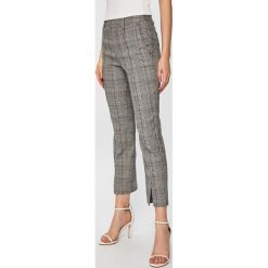 Guess Jeans - Spodnie. Czarne spodnie damskie Guess Jeans, z haftami, z elastanu. W wyprzedaży za 239,90 zł.
