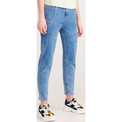 Jeansy mom z łańsuszkiem - Niebieski. Niebieskie jeansy damskie Reserved. Za 139,99 zł.