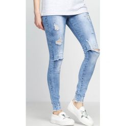 Niebieskie Jeansy Devastation. Niebieskie jeansy damskie z dziurami marki Born2be. Za 44,99 zł.