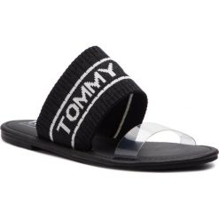 Klapki Tommy Jeans Knit Tommy Jeans Flat Sandal EN0EN00533. Czarne klapki damskie Tommy Jeans, bez wzorów, z jeansu, bez obcasa. W wyprzedaży za 149,00 zł.