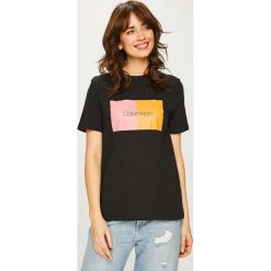 Calvin Klein - Top. Czarne topy damskie marki Calvin Klein, s, z nadrukiem, z bawełny, z okrągłym kołnierzem. Za 229,90 zł.