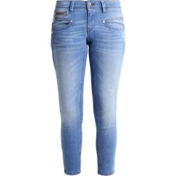 Freeman T. Porter ALEXA CROPPED Jeansy Slim Fit nosar. Niebieskie jeansy damskie Freeman T. Porter, z elastanu. W wyprzedaży za 227,40 zł.