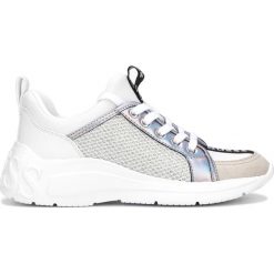 Guess Speerit Tenisówki Biały. Białe trampki i tenisówki damskie Guess, z aplikacjami, z materiału, bez zapięcia. Za 548,95 zł.