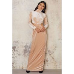 NA-KD Party Długa aksamitna sukienka ze stójką - Beige. Brązowe sukienki damskie NA-KD Party, na imprezę, z aplikacjami, ze stójką, z długim rękawem, długie, maxi. W wyprzedaży za 60,88 zł.