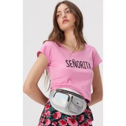 Krótki t-shirt z hasłem - Różowy. Różowe t-shirty damskie Sinsay, s, bez wzorów, bez kołnierzyka. Za 7,99 zł.