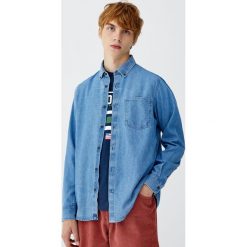 Koszula jeansowa basic. Niebieskie koszule męskie marki Pull&Bear, m, bez wzorów, z jeansu, bez kołnierzyka, z długim rękawem, długie. Za 79,90 zł.