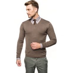 Sweter nagel w serek oliwkowy. Zielone swetry męskie Recman, m, bez wzorów, z dekoltem w serek, bez kaptura. Za 109,99 zł.