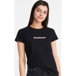 T-shirt z minimalistycznym napisem - Czarny. Czarne t-shirty damskie Reserved, s, z napisami, bez kołnierzyka. Za 19,99 zł.