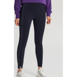 Legginsy z napisem - Granatowy. Niebieskie legginsy damskie Cropp, s, z napisami. Za 59,99 zł.