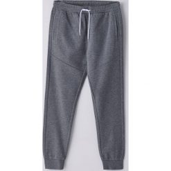 Dresowe spodnie - Jasny szary. Szare spodnie męskie Cropp, s, bez wzorów, z dresówki. Za 79,99 zł.