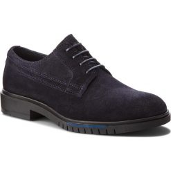 Półbuty TOMMY HILFIGER - Flexible Dressy Sued FM0FM01736 Midnight 403. Niebieskie półbuty męskie TOMMY HILFIGER, na co dzień, bez wzorów, ze skóry, eleganckie, bez zapięcia. W wyprzedaży za 299,00 zł.