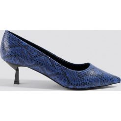 NA-KD Shoes Czółenka wężowy nadruk - Blue. Niebieskie buty ślubne damskie NA-KD Shoes, z nadrukiem, na niskim obcasie, na obcasie. Za 121,95 zł.