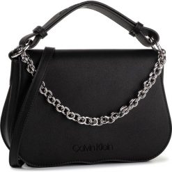 Torebka CALVIN KLEIN - American Shoulder K60K605611 BDS. Czarne torebki klasyczne damskie Calvin Klein, z aplikacjami, ze skóry ekologicznej, klasyczne, na ramię, zdobione, bez dodatków. W wyprzedaży za 409,00 zł.