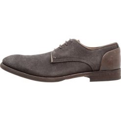 H by Hudson DREKER Oksfordki grey. Szare buty wizytowe męskie H by Hudson, bez wzorów, ze skóry, eleganckie, na sznurówki. W wyprzedaży za 389,50 zł.