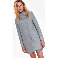PŁASZCZ DAMSKI Z WYSOKIM KOŁNIERZEM ZAPINANY NA GUZIKI Z DOMIESZKĄ WEŁNY. Szare płaszcze damskie marki Top Secret, na zimę, z wełny, eleganckie, długie. W wyprzedaży za 119,99 zł.