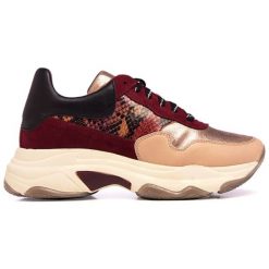 Skórzane sneakersy w kolorze beżowo-złoto-bordowym. Czerwone sneakersy damskie Eva Lopez, Maria Barcelo, Castellanismos, ze skóry. W wyprzedaży za 299,95 zł.