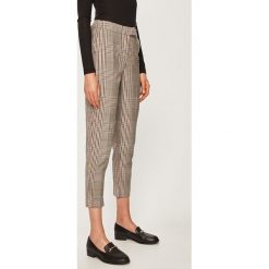 Vero Moda - Spodnie. Pomarańczowe spodnie damskie Vero Moda, z elastanu. W wyprzedaży za 119,90 zł.