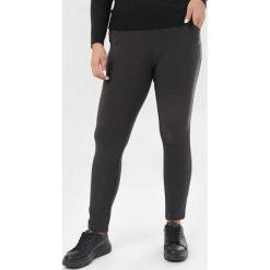 Czarne Spodnie Elinysh. Czarne spodnie damskie Born2be, xl, bez wzorów, z tkaniny. Za 79,99 zł.